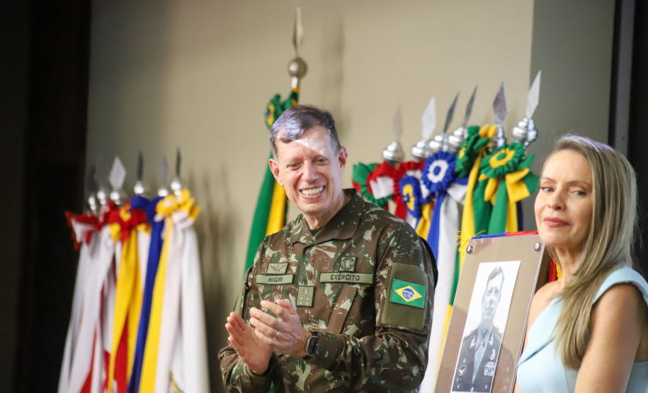 Darci Piana participa da troca de comando da 5ª Divisão de Exército, em Curitiba