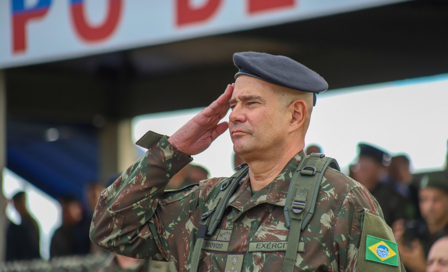 Darci Piana participa da troca de comando da 5ª Divisão de Exército, em Curitiba