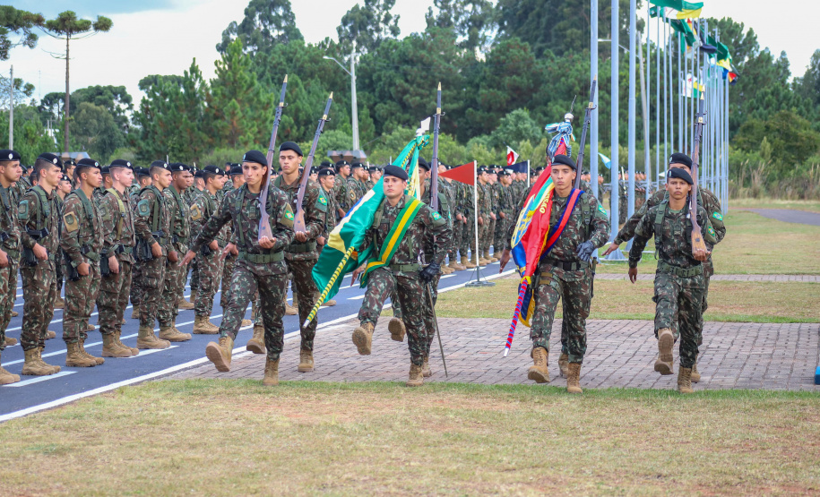 Darci Piana participa da troca de comando da 5ª Divisão de Exército, em Curitiba