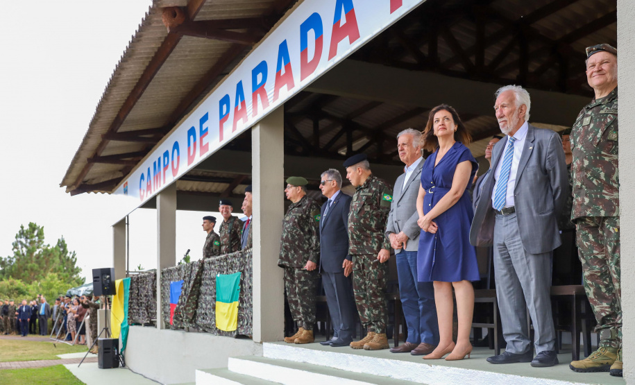 Darci Piana participa da troca de comando da 5ª Divisão de Exército, em Curitiba
