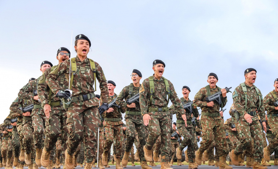 Darci Piana participa da troca de comando da 5ª Divisão de Exército, em Curitiba