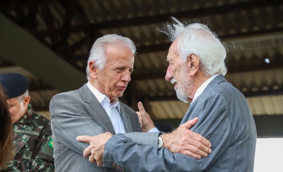 Darci Piana participa da troca de comando da 5ª Divisão de Exército, em Curitiba