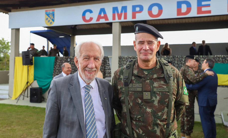 Darci Piana participa da troca de comando da 5ª Divisão de Exército, em Curitiba
