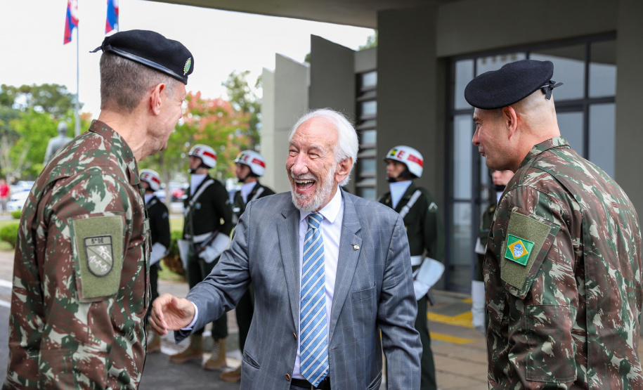 Darci Piana participa da troca de comando da 5ª Divisão de Exército, em Curitiba