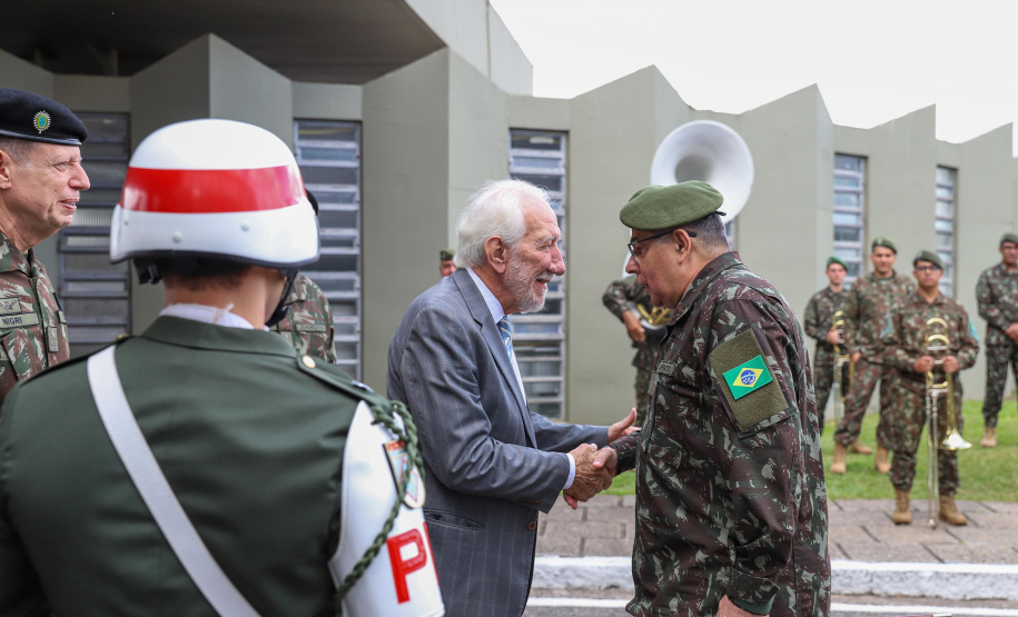 Darci Piana participa da troca de comando da 5ª Divisão de Exército, em Curitiba