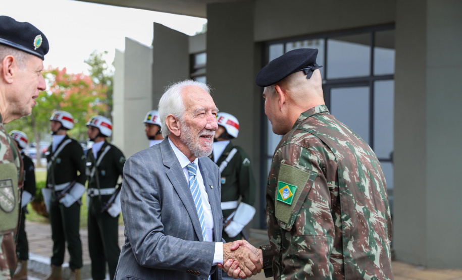 Darci Piana participa da troca de comando da 5ª Divisão de Exército, em Curitiba