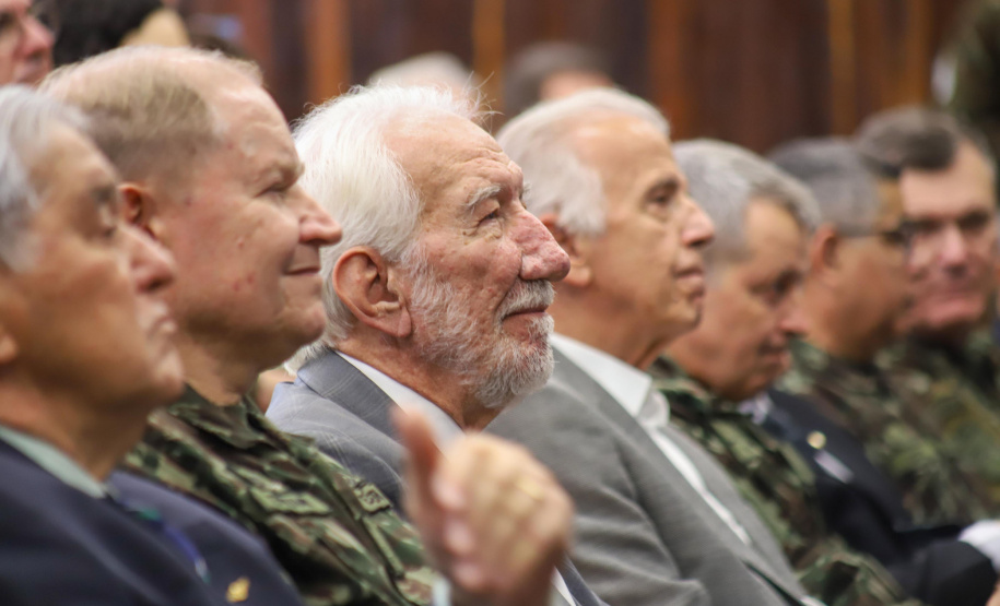 Darci Piana participa da troca de comando da 5ª Divisão de Exército, em Curitiba