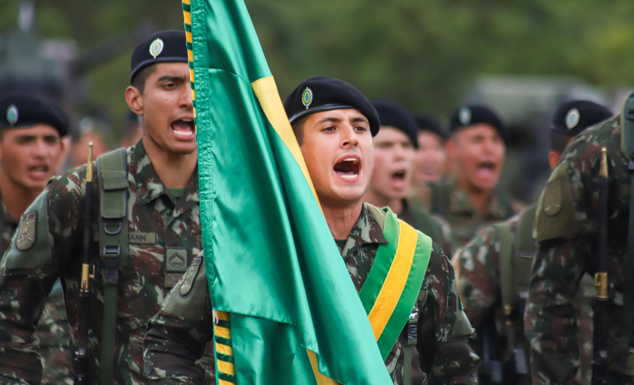 Darci Piana participa da troca de comando da 5ª Divisão de Exército, em Curitiba