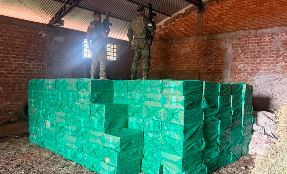 PMPR e PF prendem sete homens e apreendem 20 mil pacotes de cigarros contrabandeados no Noroeste
