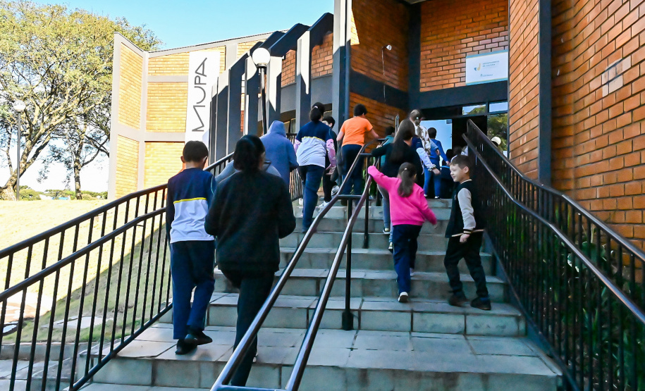Patrimônio, memória e descoberta: cerca de 200 alunos visitam Museu Satélite MUPA Pato Branco