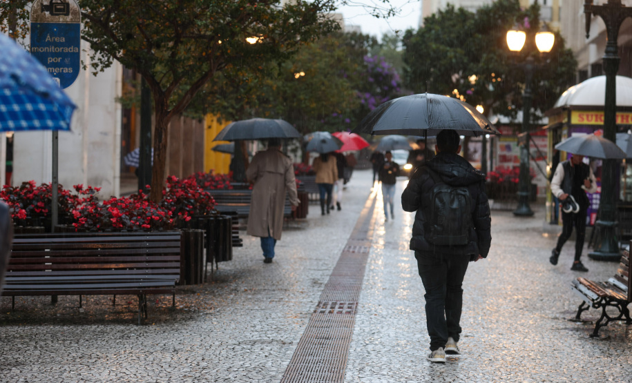 FIM DE SEMANA GELADO SEGUE COM CHUVA NO PARANÁ