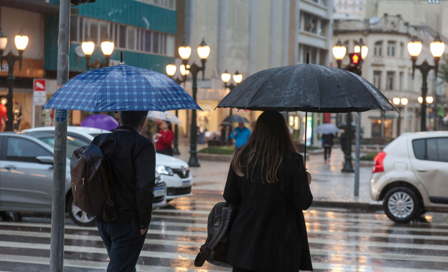 VENTO, CHUVA E QUEDA NAS TEMPERATURAS: FRENTE FRIA COMEÇA A ATRAVESSAR O PARANÁ
