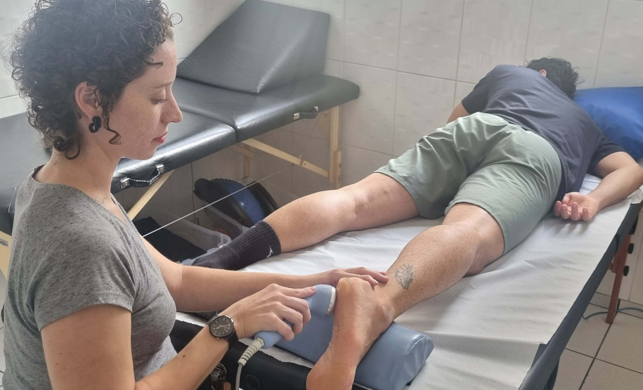 Preparação de atletas: trabalho de fisioterapia é apoio precioso para performance de bailarinos do Teatro Guaíra