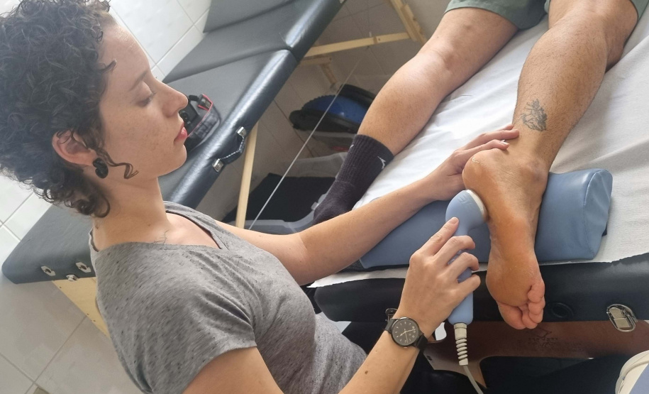 Preparação de atletas: trabalho de fisioterapia é apoio precioso para performance de bailarinos do Teatro Guaíra