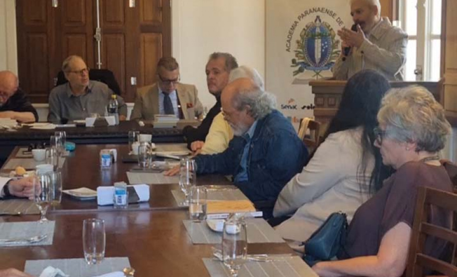 Centro Cultural Teatro Guaíra faz entrega e apresentação do livro sobre os 40 anos da OSP para Academia Paranaense de Letras