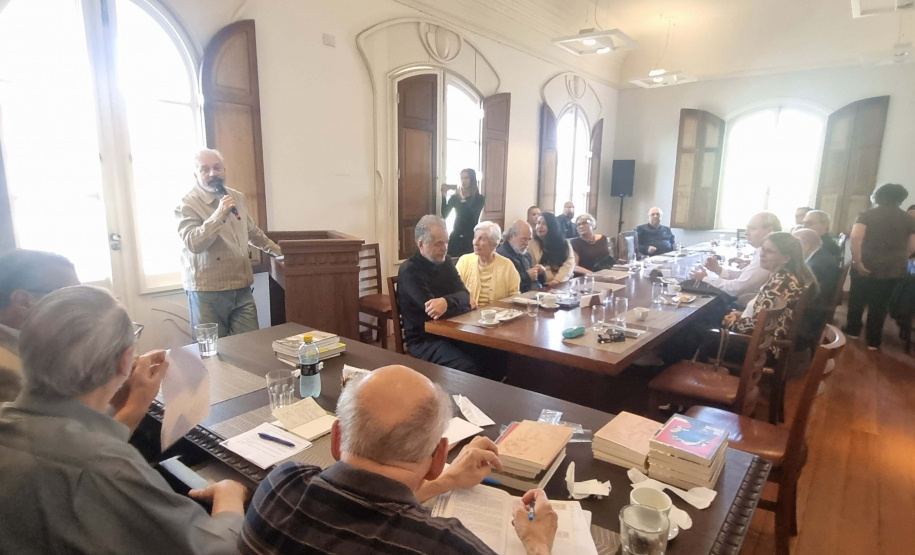 Centro Cultural Teatro Guaíra faz entrega e apresentação do livro sobre os 40 anos da OSP para Academia Paranaense de Letras