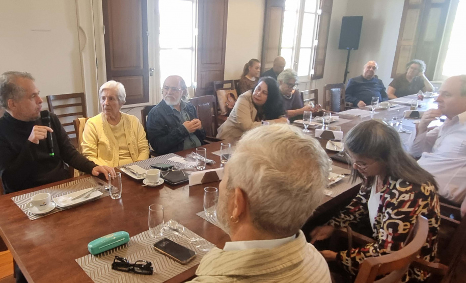 Centro Cultural Teatro Guaíra faz entrega e apresentação do livro sobre os 40 anos da OSP para Academia Paranaense de Letras