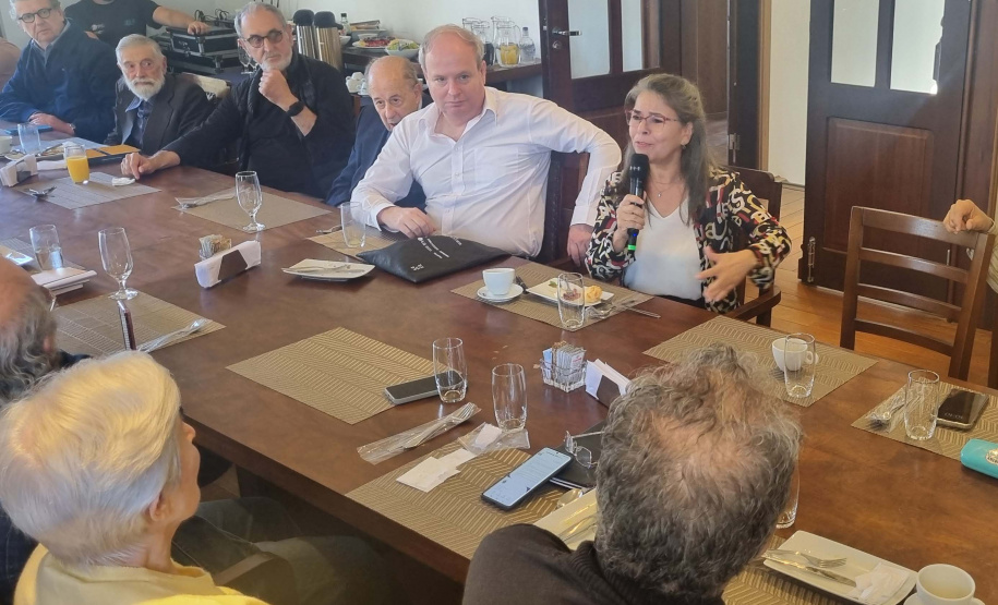 Centro Cultural Teatro Guaíra faz entrega e apresentação do livro sobre os 40 anos da OSP para Academia Paranaense de Letras