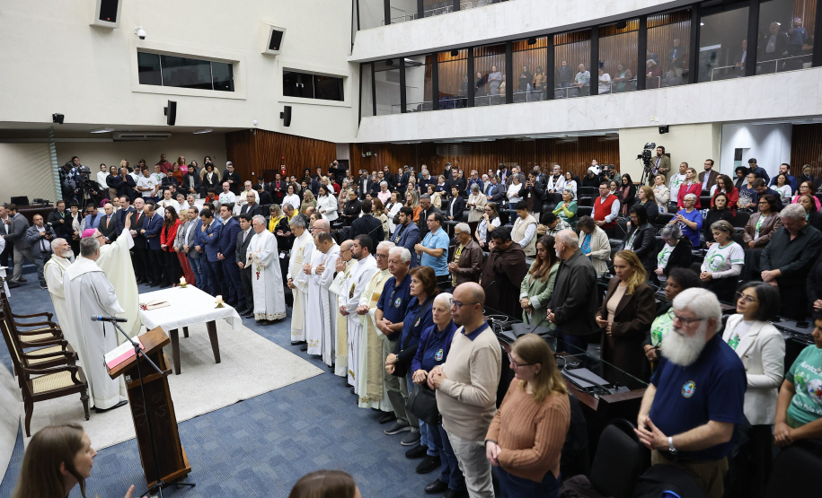 O governador Carlos Massa Ratinho Junior participa nesta terça-feira (26) da sessão solene em Homenagem da Assembleia Legislativa do Estado do Paraná às lideranças religiosas da Igreja Católica e à Conferência Nacional dos Bispos do Brasil – Regional Sul 2
