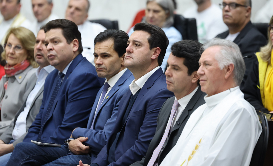 O governador Carlos Massa Ratinho Junior participa nesta terça-feira (26) da sessão solene em Homenagem da Assembleia Legislativa do Estado do Paraná às lideranças religiosas da Igreja Católica e à Conferência Nacional dos Bispos do Brasil – Regional Sul 2