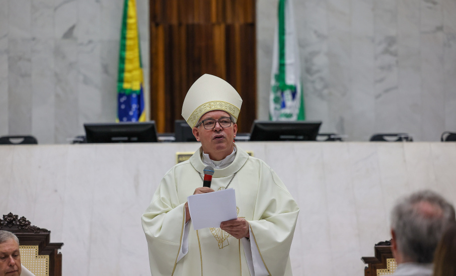 O governador Carlos Massa Ratinho Junior participa nesta terça-feira (26) da sessão solene em Homenagem da Assembleia Legislativa do Estado do Paraná às lideranças religiosas da Igreja Católica e à Conferência Nacional dos Bispos do Brasil – Regional Sul 2