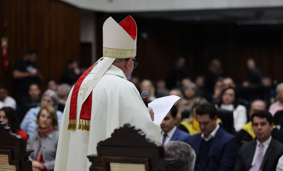 O governador Carlos Massa Ratinho Junior participa nesta terça-feira (26) da sessão solene em Homenagem da Assembleia Legislativa do Estado do Paraná às lideranças religiosas da Igreja Católica e à Conferência Nacional dos Bispos do Brasil – Regional Sul 2