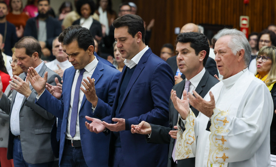 O governador Carlos Massa Ratinho Junior participa nesta terça-feira (26) da sessão solene em Homenagem da Assembleia Legislativa do Estado do Paraná às lideranças religiosas da Igreja Católica e à Conferência Nacional dos Bispos do Brasil – Regional Sul 2