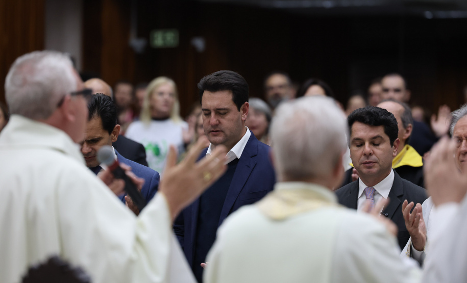 O governador Carlos Massa Ratinho Junior participa nesta terça-feira (26) da sessão solene em Homenagem da Assembleia Legislativa do Estado do Paraná às lideranças religiosas da Igreja Católica e à Conferência Nacional dos Bispos do Brasil – Regional Sul 2