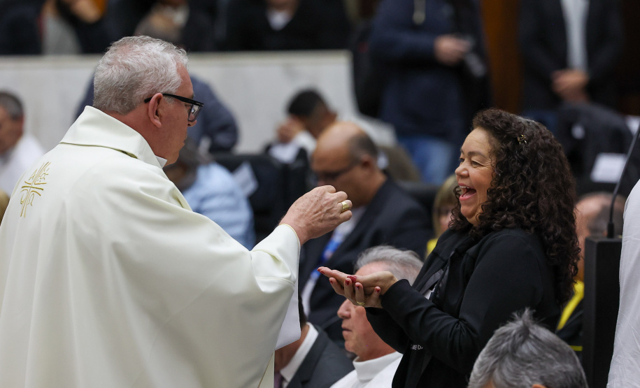 O governador Carlos Massa Ratinho Junior participa nesta terça-feira (26) da sessão solene em Homenagem da Assembleia Legislativa do Estado do Paraná às lideranças religiosas da Igreja Católica e à Conferência Nacional dos Bispos do Brasil – Regional Sul 2