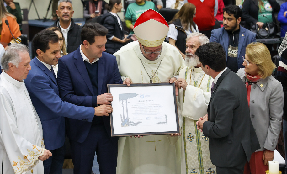 O governador Carlos Massa Ratinho Junior participa nesta terça-feira (26) da sessão solene em Homenagem da Assembleia Legislativa do Estado do Paraná às lideranças religiosas da Igreja Católica e à Conferência Nacional dos Bispos do Brasil – Regional Sul 2