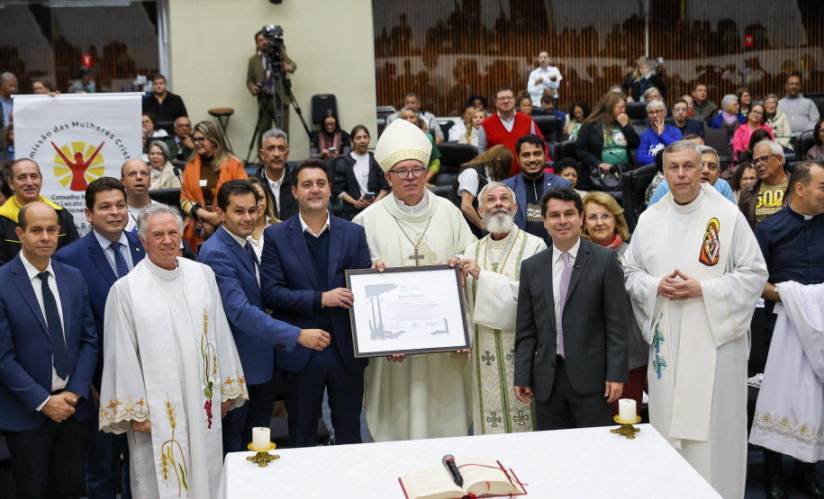 O governador Carlos Massa Ratinho Junior participa nesta terça-feira (26) da sessão solene em Homenagem da Assembleia Legislativa do Estado do Paraná às lideranças religiosas da Igreja Católica e à Conferência Nacional dos Bispos do Brasil – Regional Sul 2