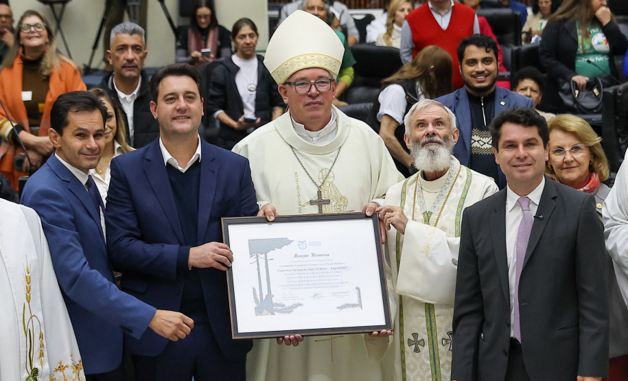 O governador Carlos Massa Ratinho Junior participa nesta terça-feira (26) da sessão solene em Homenagem da Assembleia Legislativa do Estado do Paraná às lideranças religiosas da Igreja Católica e à Conferência Nacional dos Bispos do Brasil – Regional Sul 2