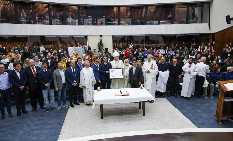 O governador Carlos Massa Ratinho Junior participa nesta terça-feira (26) da sessão solene em Homenagem da Assembleia Legislativa do Estado do Paraná às lideranças religiosas da Igreja Católica e à Conferência Nacional dos Bispos do Brasil – Regional Sul 2