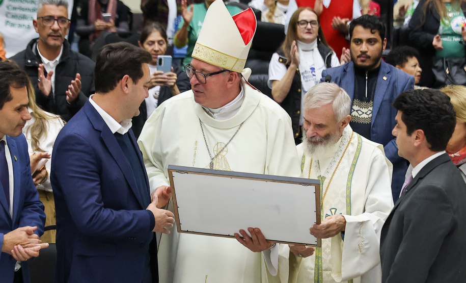 O governador Carlos Massa Ratinho Junior participa nesta terça-feira (26) da sessão solene em Homenagem da Assembleia Legislativa do Estado do Paraná às lideranças religiosas da Igreja Católica e à Conferência Nacional dos Bispos do Brasil – Regional Sul 2