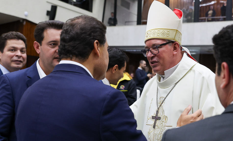 O governador Carlos Massa Ratinho Junior participa nesta terça-feira (26) da sessão solene em Homenagem da Assembleia Legislativa do Estado do Paraná às lideranças religiosas da Igreja Católica e à Conferência Nacional dos Bispos do Brasil – Regional Sul 2