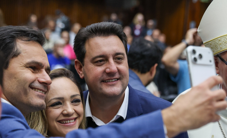 O governador Carlos Massa Ratinho Junior participa nesta terça-feira (26) da sessão solene em Homenagem da Assembleia Legislativa do Estado do Paraná às lideranças religiosas da Igreja Católica e à Conferência Nacional dos Bispos do Brasil – Regional Sul 2