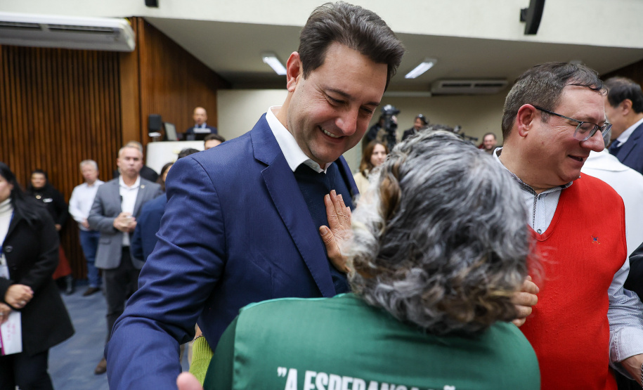 O governador Carlos Massa Ratinho Junior participa nesta terça-feira (26) da sessão solene em Homenagem da Assembleia Legislativa do Estado do Paraná às lideranças religiosas da Igreja Católica e à Conferência Nacional dos Bispos do Brasil – Regional Sul 2