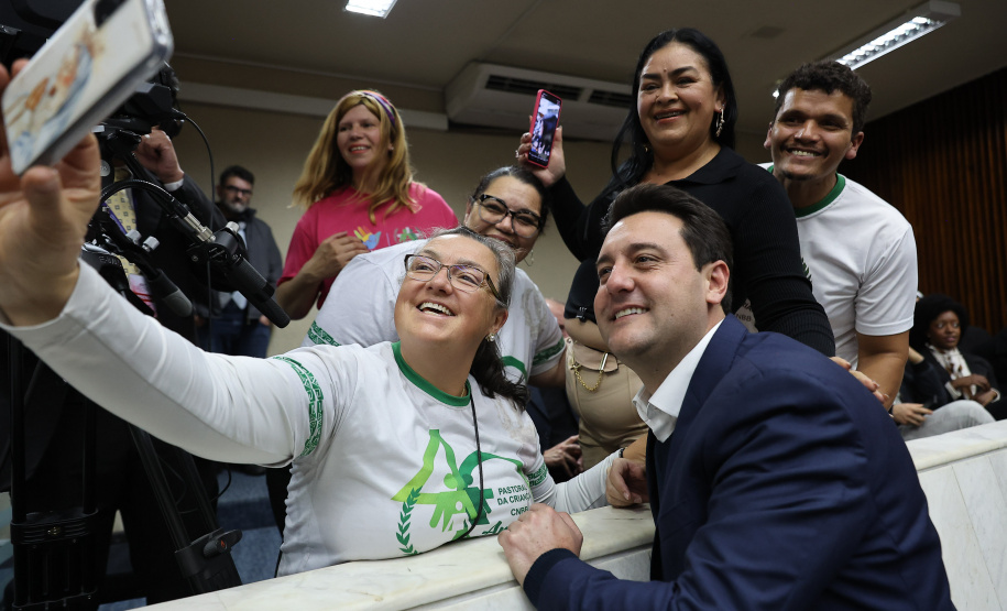 O governador Carlos Massa Ratinho Junior participa nesta terça-feira (26) da sessão solene em Homenagem da Assembleia Legislativa do Estado do Paraná às lideranças religiosas da Igreja Católica e à Conferência Nacional dos Bispos do Brasil – Regional Sul 2