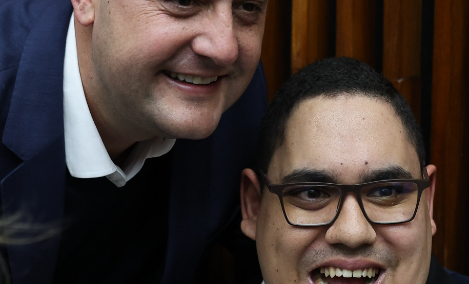 O governador Carlos Massa Ratinho Junior participa nesta terça-feira (26) da sessão solene em Homenagem da Assembleia Legislativa do Estado do Paraná às lideranças religiosas da Igreja Católica e à Conferência Nacional dos Bispos do Brasil – Regional Sul 2