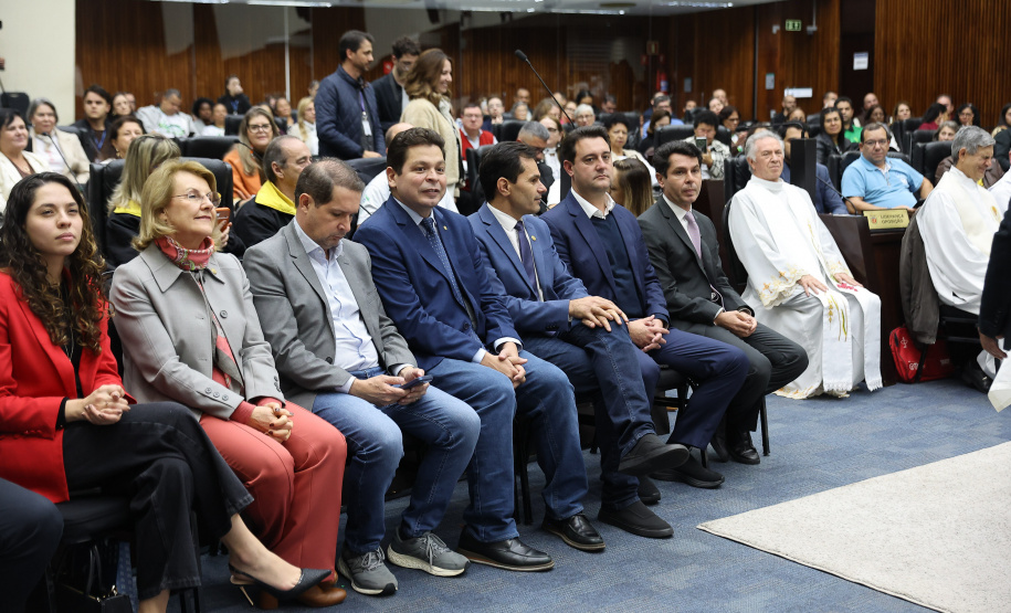 O governador Carlos Massa Ratinho Junior participa nesta terça-feira (26) da sessão solene em Homenagem da Assembleia Legislativa do Estado do Paraná às lideranças religiosas da Igreja Católica e à Conferência Nacional dos Bispos do Brasil – Regional Sul 2