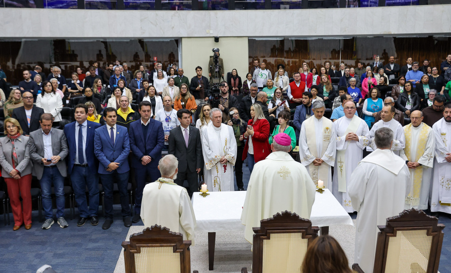 O governador Carlos Massa Ratinho Junior participa nesta terça-feira (26) da sessão solene em Homenagem da Assembleia Legislativa do Estado do Paraná às lideranças religiosas da Igreja Católica e à Conferência Nacional dos Bispos do Brasil – Regional Sul 2