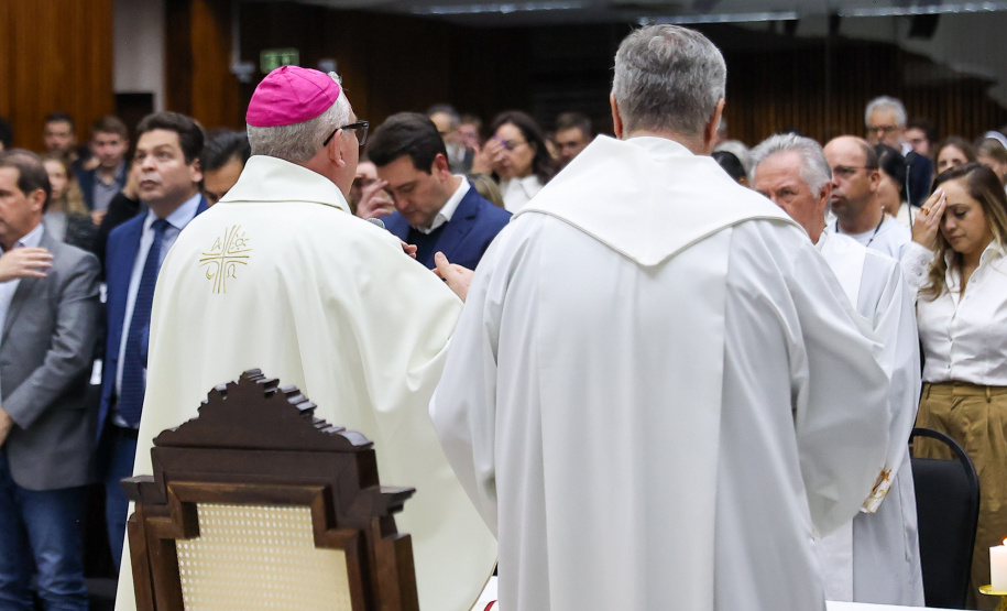 O governador Carlos Massa Ratinho Junior participa nesta terça-feira (26) da sessão solene em Homenagem da Assembleia Legislativa do Estado do Paraná às lideranças religiosas da Igreja Católica e à Conferência Nacional dos Bispos do Brasil – Regional Sul 2