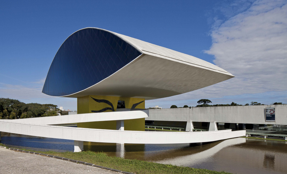 MON lança dois novos catálogos de exposições