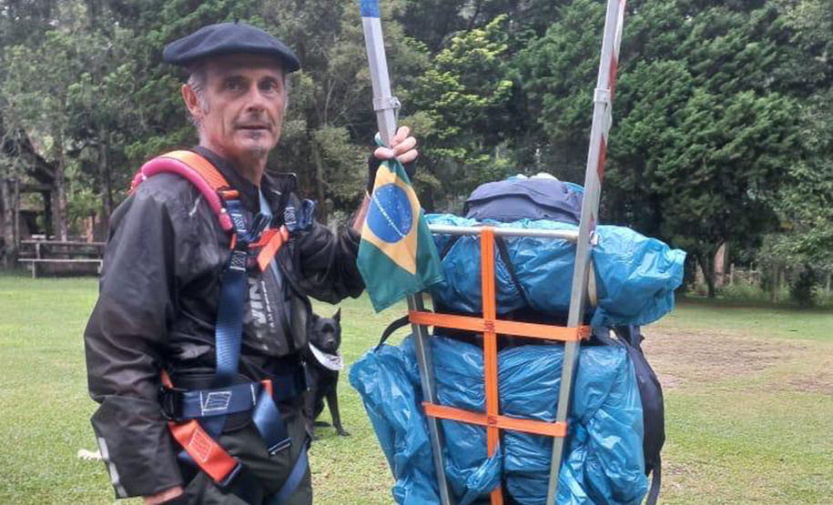 Francês que percorre os Caminhos do Peabiru passa por Curitiba após 50 dias do início de sua jornada