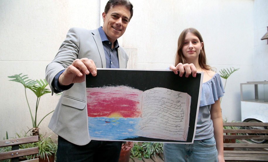 Representantes do Centro Juvenil de Artes Plásticas são destaque em concurso internacional