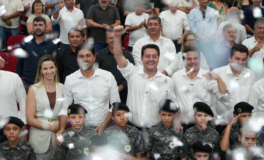 Governador libera R$ 35 milhões para obras urbanas, estradas rurais e maquinários em Altônia