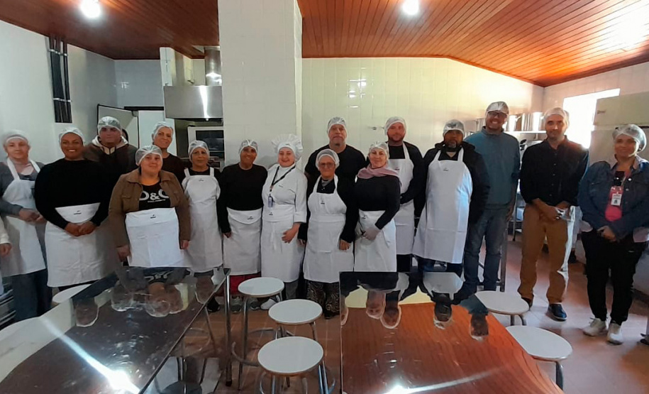 Ilha das Cobras recebe primeiras aulas da Escola do Mar com curso gratuito de gastronomia