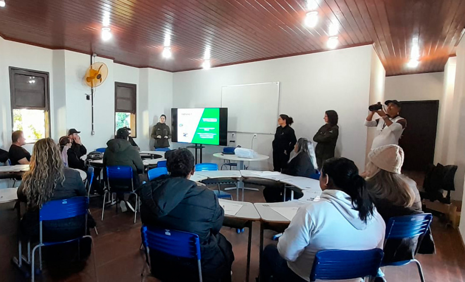 Ilha das Cobras recebe primeiras aulas da Escola do Mar com curso gratuito de gastronomia