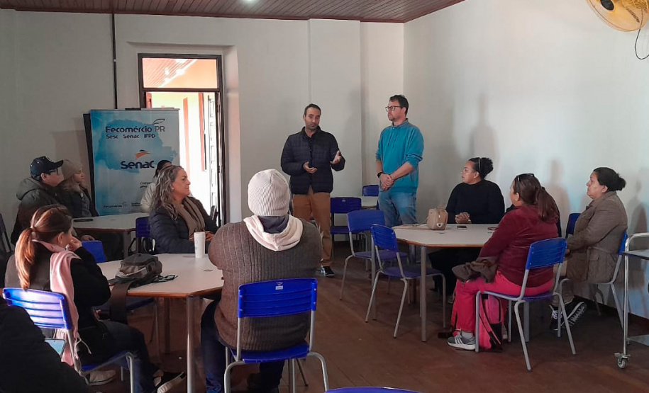 Ilha das Cobras recebe primeiras aulas da Escola do Mar com curso gratuito de gastronomia