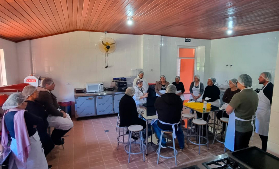 Ilha das Cobras recebe primeiras aulas da Escola do Mar com curso gratuito de gastronomia